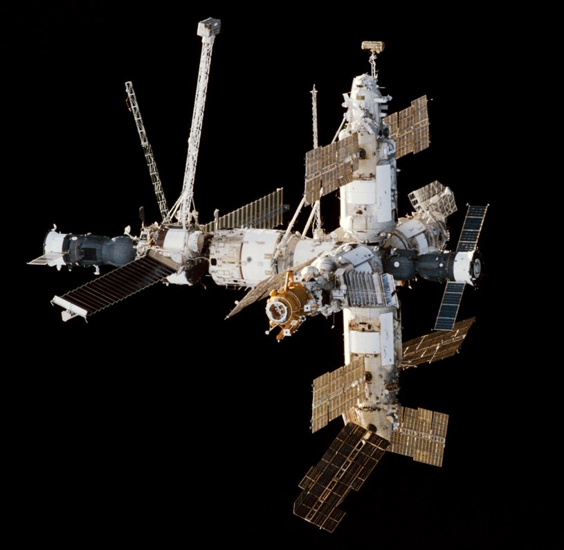 Stacja Mir, funkcjonująca w latach 1986 – 2001, była pierwszą większą stacją orbitalną. Zdjęcie z 1998 roku. /materiały prasowe