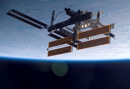 Stacja orbitalna, promy i sondy kosmiczne mogą zostać wkrótce wyposażone we własną sieć /AFP