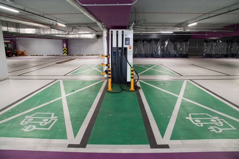 Stacje ładowania aut elektrycznych stają się standardem na parkingach wielopoziomowych /Wojciech Strozyk/ /Reporter