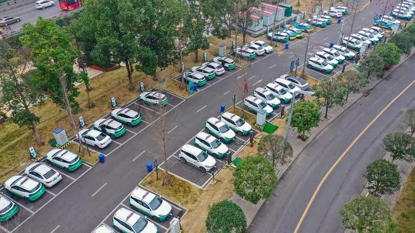 Stacje ładowania aut elektrycznych wymagają nie tylko olbrzymich ilości prądu, ale i... miejsca. Tak wygląda jedna ze stacji w Chinach /Getty Images
