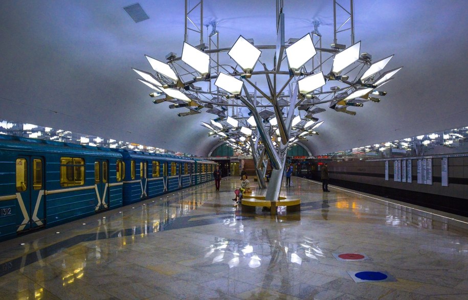 Stacje moskiewskiego metra, wykładane marmurem i kolorową glazurą, oświetlone wielkimi kandelabrami, wyglądają jak podziemne pałace /ITAR-TASS/Nikolai Galkin   /PAP