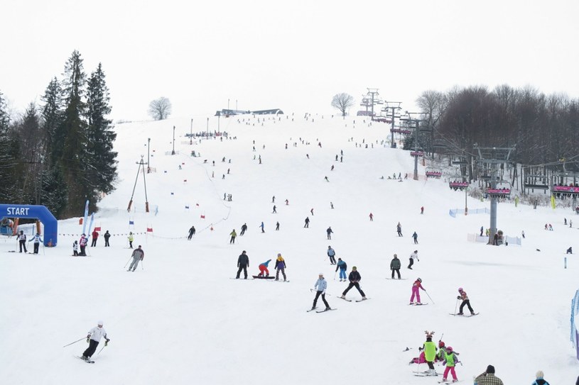 Stacje narciarskie w Istebnej przyciągają osoby spragnione białego szaleństwa. Na zdj. stacja narciarska Złoty Groń /Adrian Slazok/REPORTER /East News