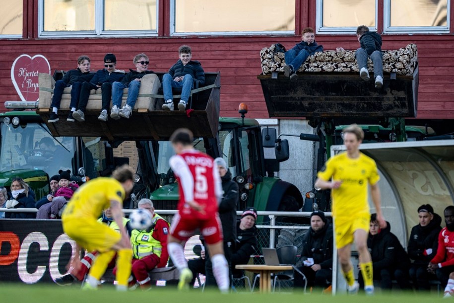 Stadion klubu posiada "trybunę", która jest parkingiem dla traktorów /	Carina Johansen /PAP/NTB