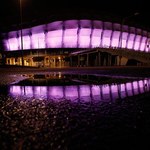 Stadion Miejski w Poznaniu rozświetlił się na różowo