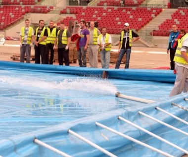 Stadion Narodowy w Warszawie napełnia się wodą