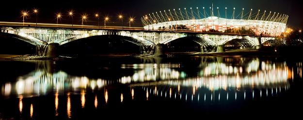 Stadion Narodowy w Warszawie nocą (na pierwszym planie Most Poniatowskiego) /&copy;123RF/PICSEL