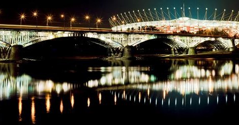 Stadion Narodowy w Warszawie nocą (na pierwszym planie Most Poniatowskiego) /&copy;123RF/PICSEL