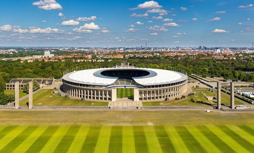 Stadion Olimpijski w Berlinie od zachodu (2020) /Matthias Süßen/CC BY-SA 4.0 DEED (https://creativecommons.org/licenses/by-sa/4.0/deed.en) /Wikimedia
