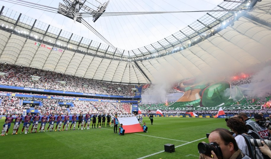 Stadion PGE Narodowy przed finałowym meczem piłkarskiego Pucharu Polski pomiędzy Legią i Rakowem Częstochowa w Warszawie w 2023 roku /	Leszek Szymański   /PAP