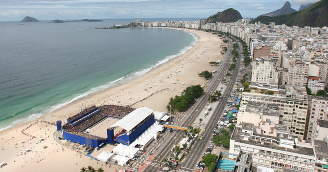 Stadion piłkarski na plaży? Brazylijczycy potrafią się bawić piłką wszędzie /AFP