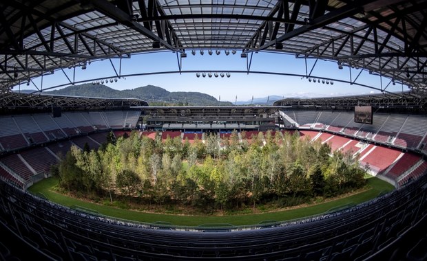 Stadion piłkarski zamieniony w las. Niezwykły happening w Austrii