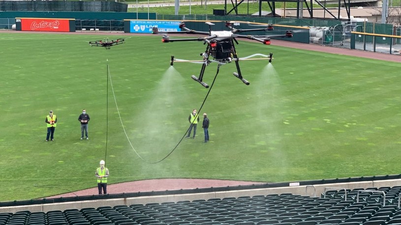 Stadiony dezynfekowane za pomocą dronów, tak może wyglądać przyszłość /Geekweek