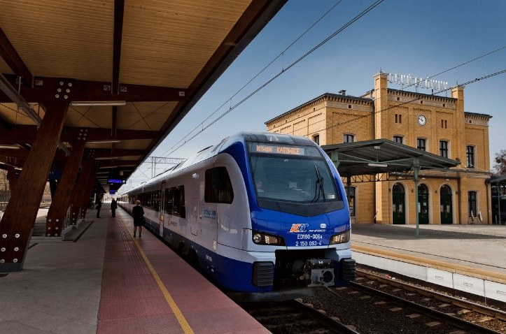 Stadler Flirt - jeden z rodzajów pociągów PKP Intercity, w których nie kupimy biletu na miejsce stojące /PKP Intercity /Archiwum