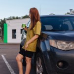 Stają na drodze, bo boją się tankować. Młodzi kierowcy z problemem