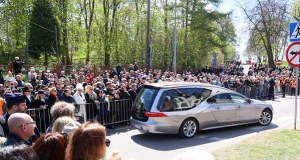 „Stajemy w ciszy, która boli”. Tłumy żegnają Łukasza Litewkę [TRANSMISJA]