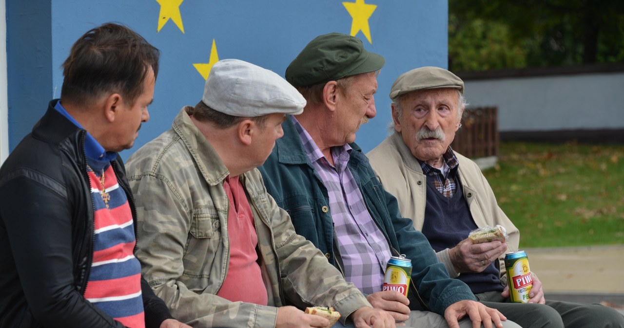 Stali bywalcy ławeczki przed sklepem, racząc się tanim winem, będą komentatorami zmian we wsi. Od /Wellman /ATM