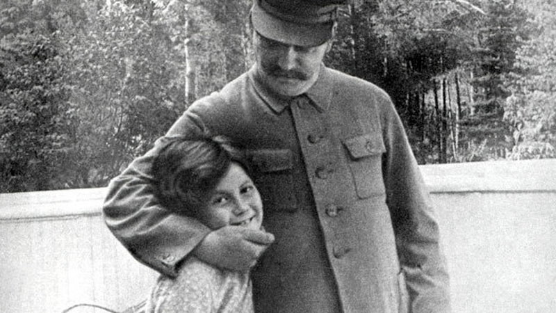 Stalin uwielbiał swoją córkę /Getty Images