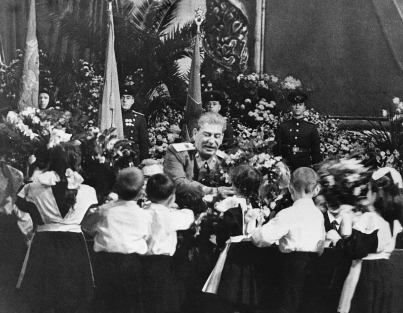 Stalin w otoczeniu dzieci oddających cześć wodzowi /Getty Images
