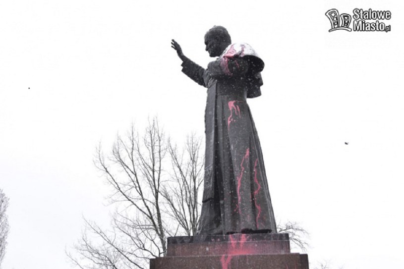 Stalowa Wola: Zdewastowano pomnik Jana Pawła II /StaloweMiasto.pl /