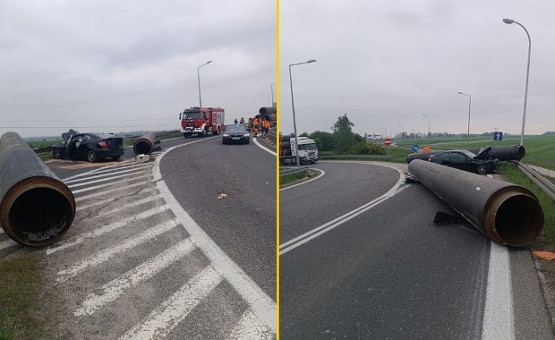 Stalowe rury spadły na samochód. Dramatyczny wypadek w Świętokrzyskiem 