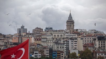 Stambuł: Wjechał autobusem w zatłoczony przystanek i zaatakował ludzi nożem