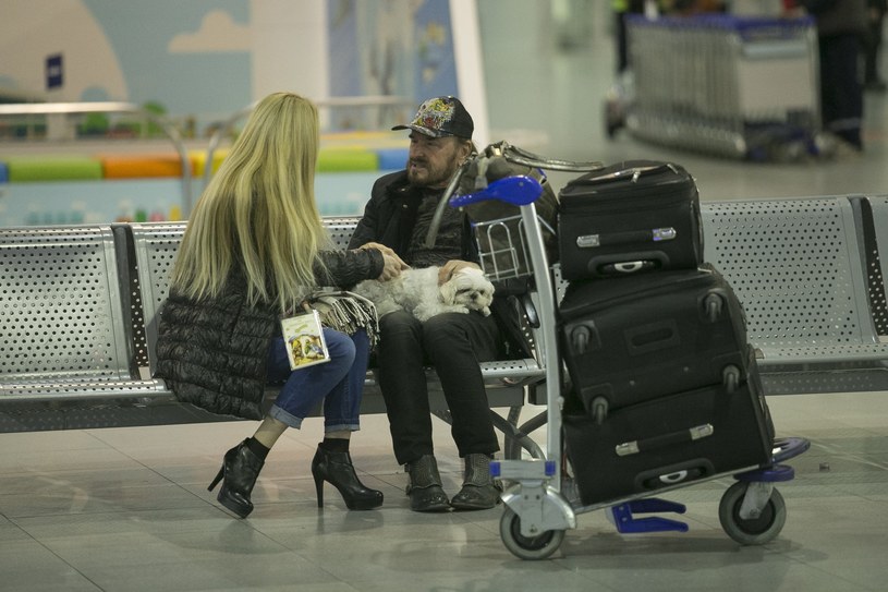 Stan Borys z żoną na lotnisku /- /East News