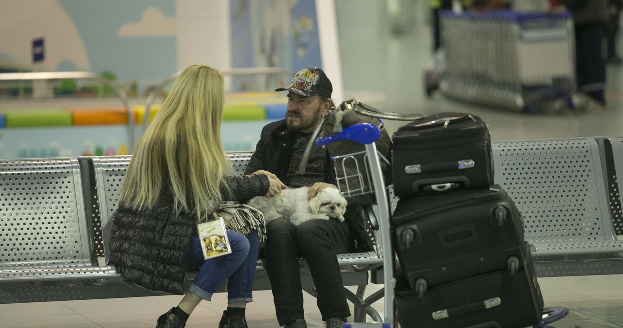 Stan Borys z żoną na lotnisku /- /East News