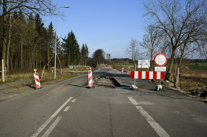 Stan dróg w Polsce się poprawia, ale ciągle jesteśmy w ogonie... /Stanisław Bielski /Reporter