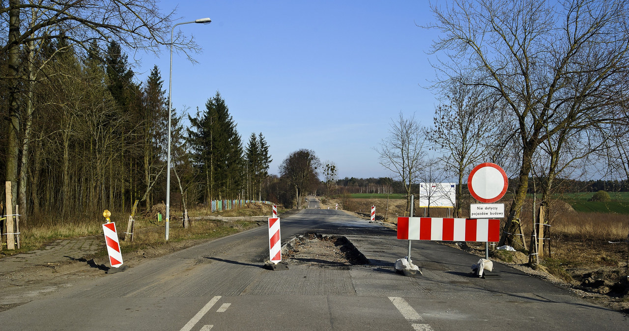 Stan dróg w Polsce się poprawia, ale ciągle jesteśmy w ogonie... /Stanisław Bielski /Reporter