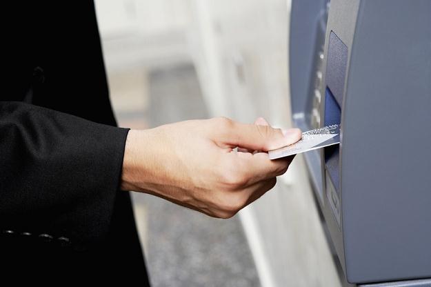 Stan konta na karcie walutowej można kontrolować online, za pomocą wiadomości SMS lub w bankomacie /&copy; Panthermedia