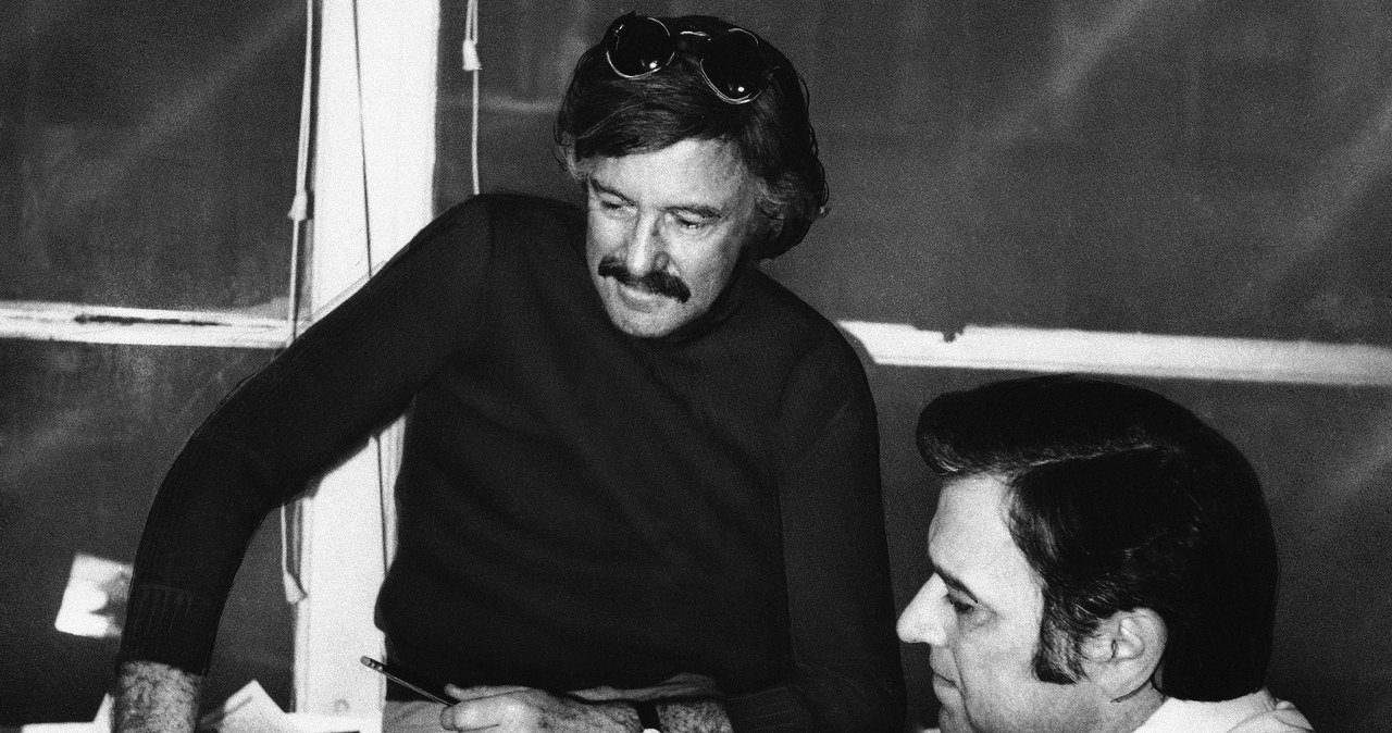 Stan Lee i John Romita podczas pracy. Fotografia pochodzi z 1975 r. /East News