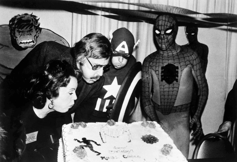 Stan Lee zdmuchujący świeczki na torcie z okazji urodzin wydawnictwa Marvel  Comics w 1975 r. /East News