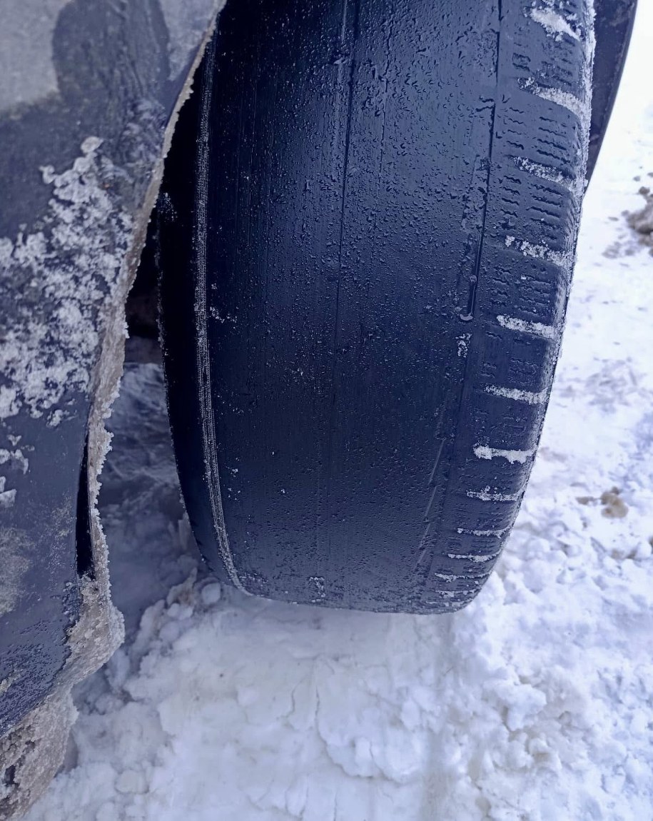 Stan ogumienia Forda pozostawiał wiele do życzenia... /Komenda Powiatowa Policji w Kartuzach /