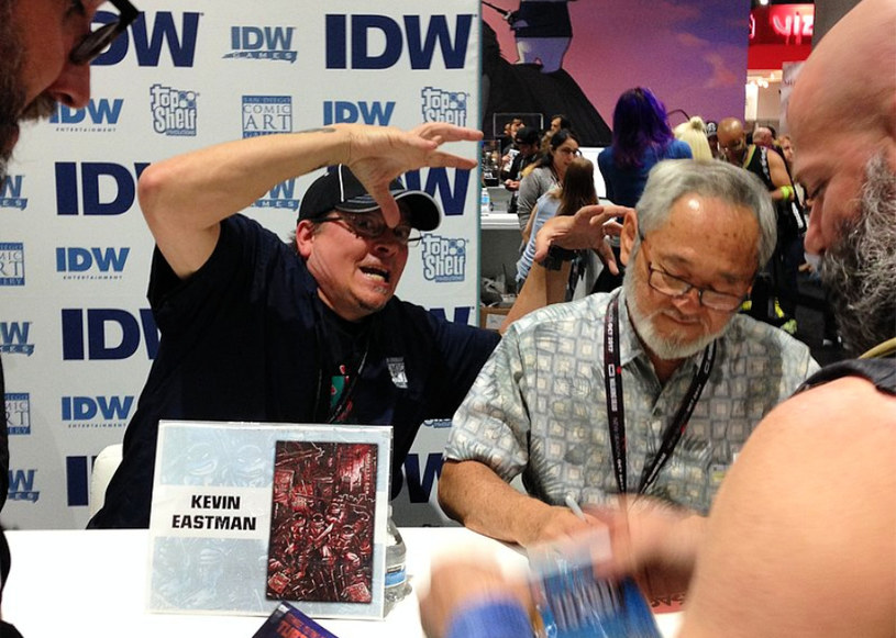 Stan Sakai z Kevinem Eastmanem (z lewej), jednym z twórców Wojowniczych Żółwi Ninja /materiały prasowe