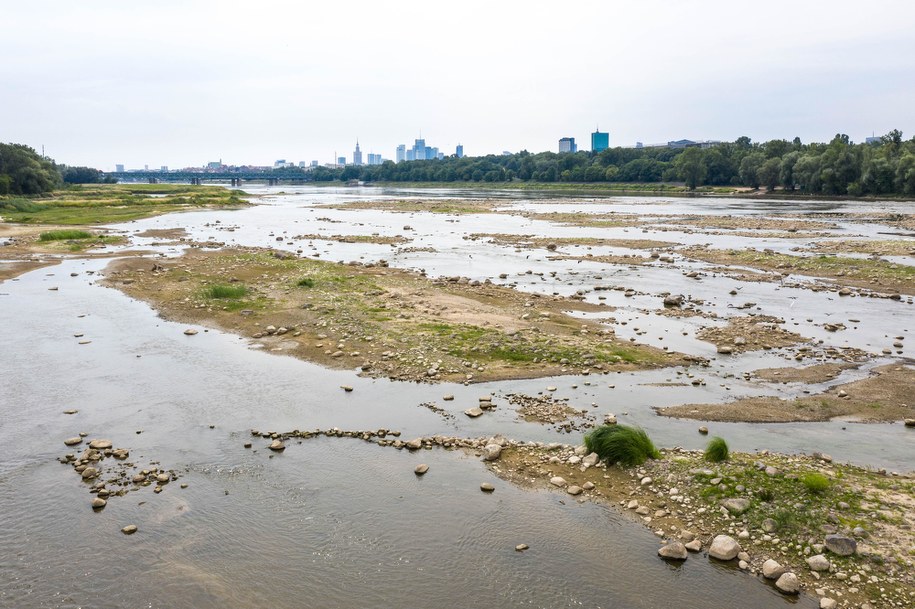 Stan wody w Wiśle w Warszawie (zdjęcie z 26.07.2022) / 	Leszek Szymański    /PAP