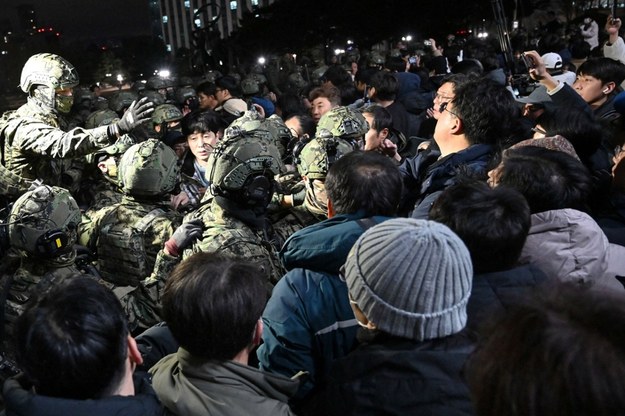 Stan wojenny trwał zaledwie 6 godzin i został odwołany pod naciskiem parlamentu /JUNG YEON-JE/AFP/East News /