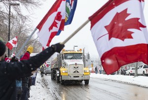 Stan wyjątkowy w stolicy Kanady. "Konwój wolności" okupuje Ottawę