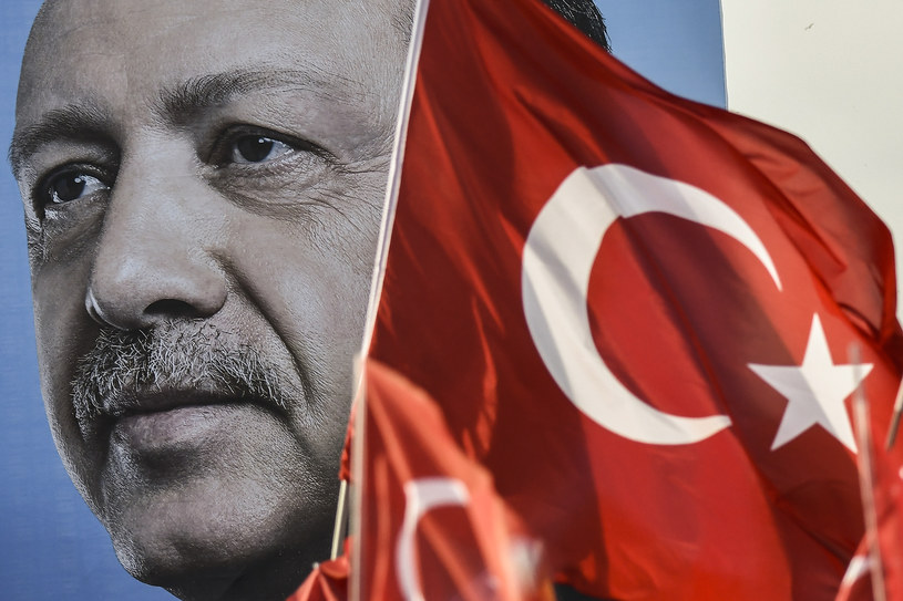 Stan wyjątkowy w Turcji był przedłużany przez parlament siedmiokrotnie /Aris Messinis /AFP