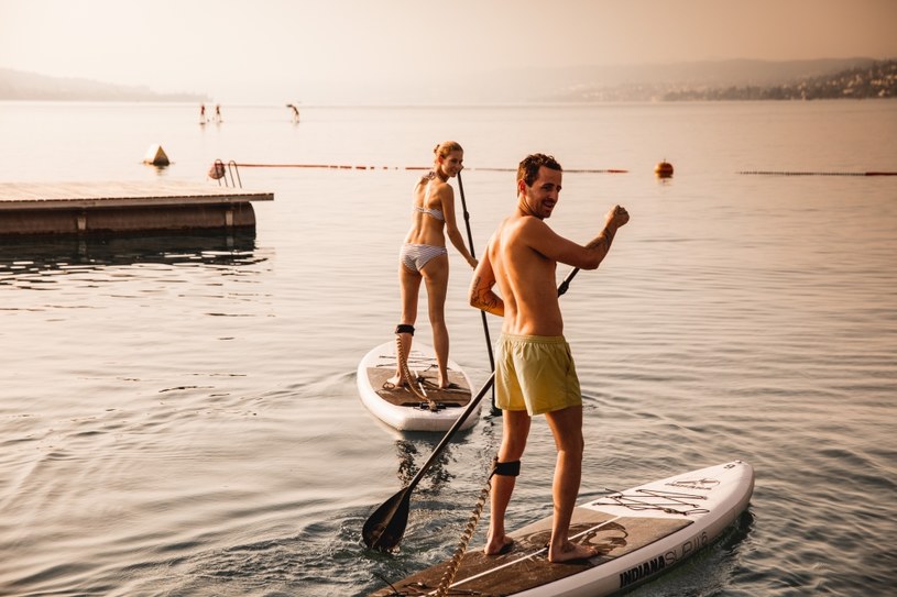 Stand Up Paddling na jeziorze Zuryskim /Switzerland Tourism - By-Line: swiss-image.ch/Per Kasch /.