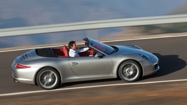 Standardem w Carrerze są koła 19-calowe, w opcji - 20". Spoiler w tylnej klapie otwiera się samoczynnie przy prędkości powyżej 120 km/h. /Porsche