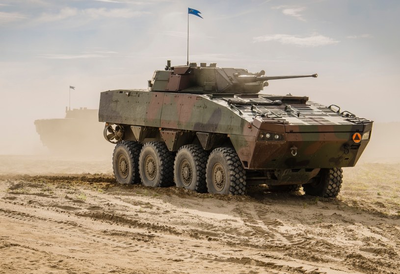 Standardowa odmiana KTO Rosomak wyposażona jest w armatę Bushmaster Mk.44S kal. 30 mm / fot. Rosomak S.A. /