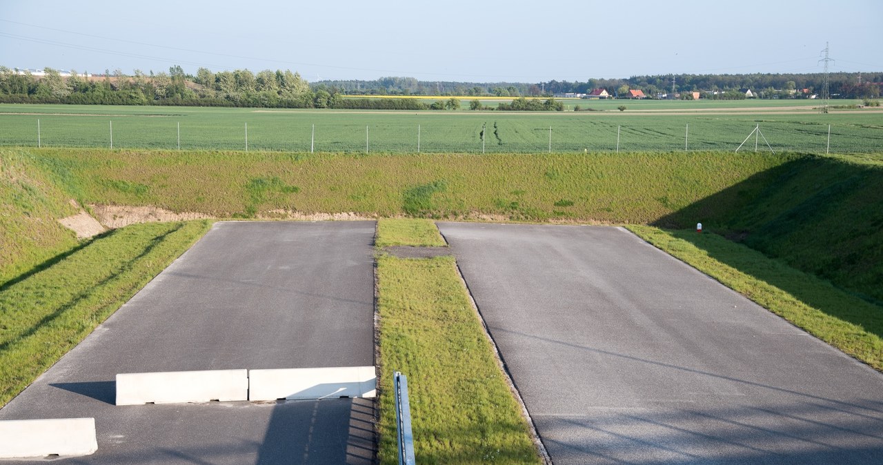 Stanęła budowa autostrad, ale powstają drogi ekspresowe /Wojciech Stróżyk /Reporter