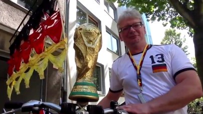 Stanik futbolu. Niemiecki kibic przygotował flagę z... kobiecej bielizny