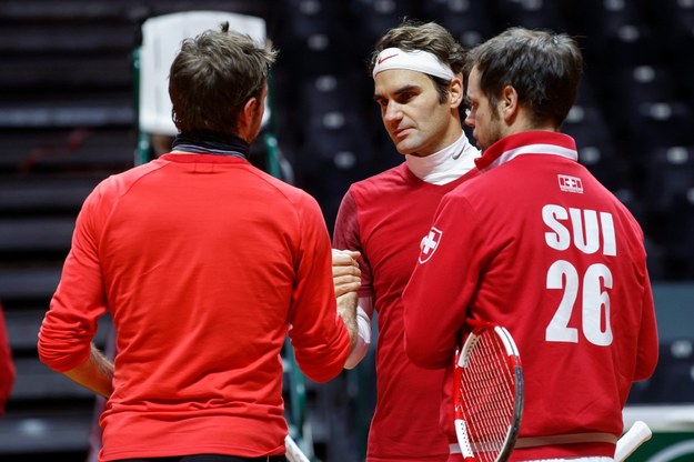 Stanislas Wawrinka (po lewej, tyłem), Roger Federer i kapitan szwajcarskiej drużyny Severin Luethi /SALVATORE DI NOLFI /PAP/EPA