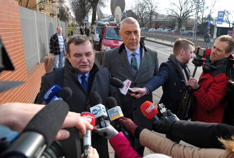 Stanisław Gawłowski i mec. Roman Giertych rozmawiają z dziennikarzami / 	Marcin Bielecki    /PAP