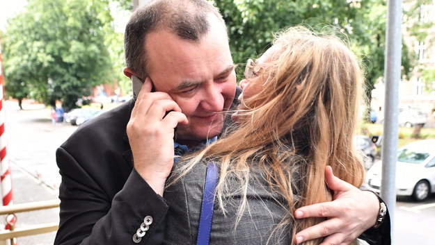 Stanisław Gawłowski wita się z żoną, po tym jak w lipcu został wypuszczony z aresztu / 	Marcin Bielecki    /PAP