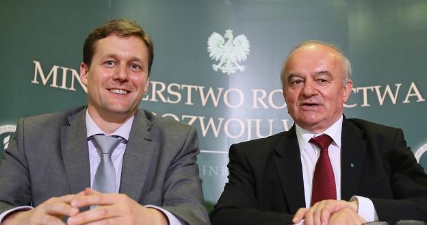 Stanisław Kalemba (P), minister rolnictwa i rozwoju ws i wiceminister rolnictwa Czech Jirzi Mach (L) /PAP