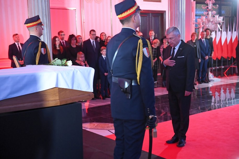 Stanisław Karczewski przy trumnie Kornela Morawieckiego / 	Radek Pietruszka   /PAP