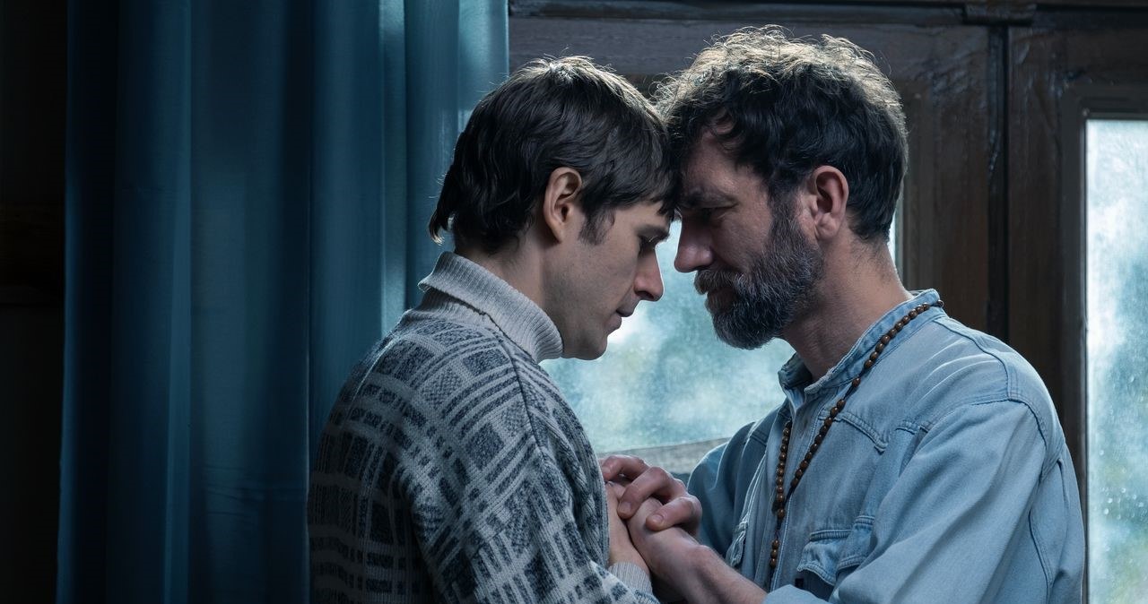 Stanisław Linowski i Tomasz Kot w scenie z serialu "Niebo. Rok w piekle" /HBO Max /materiały prasowe