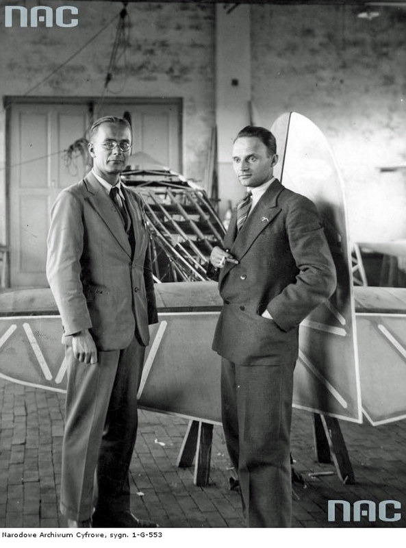 Stanisław Rogalski (po prawej) i Jerzy Drzewiecki (po lewej) - dwaj z trójki konstruktorów samolotów RWD /Z archiwum Narodowego Archiwum Cyfrowego